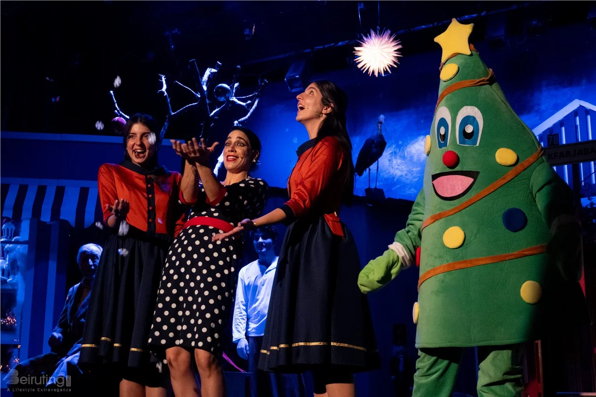 Claire, dans le nouveau spectacle L’ÉTRANGÈRE DE NOËL