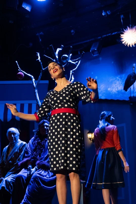 Claire, dans le nouveau spectacle L’ÉTRANGÈRE DE NOËL