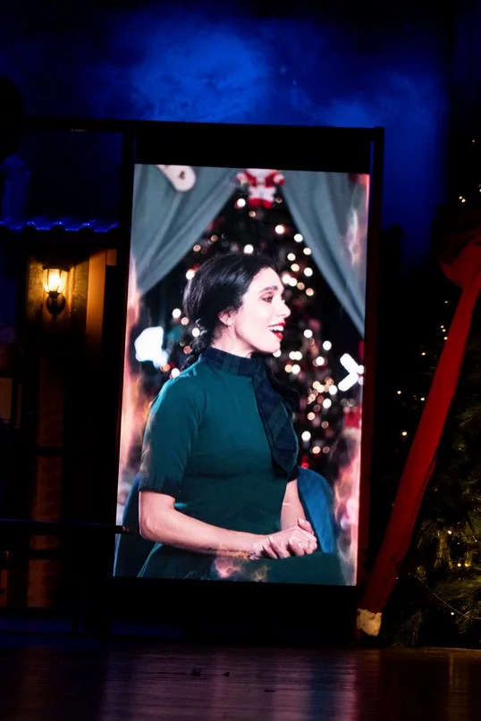 Claire, dans le nouveau spectacle L’ÉTRANGÈRE DE NOËL