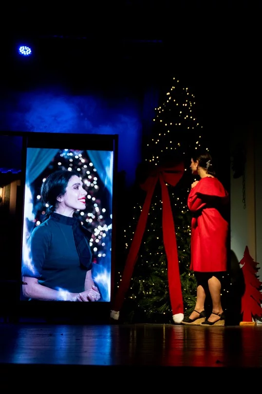 Claire, dans le nouveau spectacle L’ÉTRANGÈRE DE NOËL