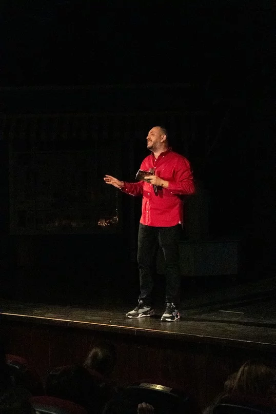 Claire, dans le nouveau spectacle L’ÉTRANGÈRE DE NOËL