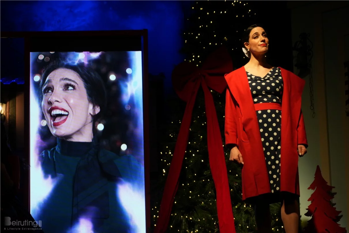 Claire, dans le nouveau spectacle L’ÉTRANGÈRE DE NOËL