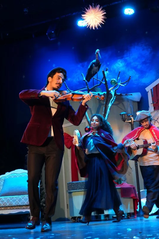 Claire, dans le nouveau spectacle L’ÉTRANGÈRE DE NOËL