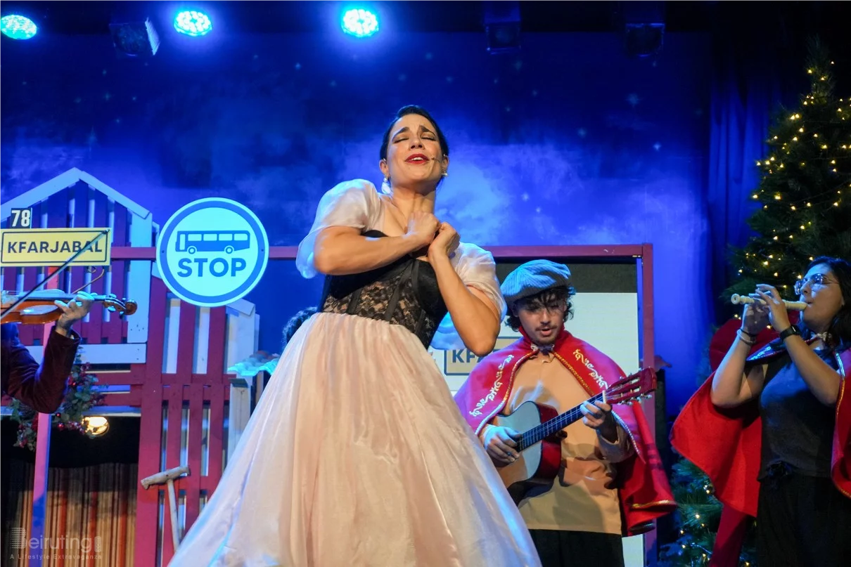 Claire, dans le nouveau spectacle L’ÉTRANGÈRE DE NOËL