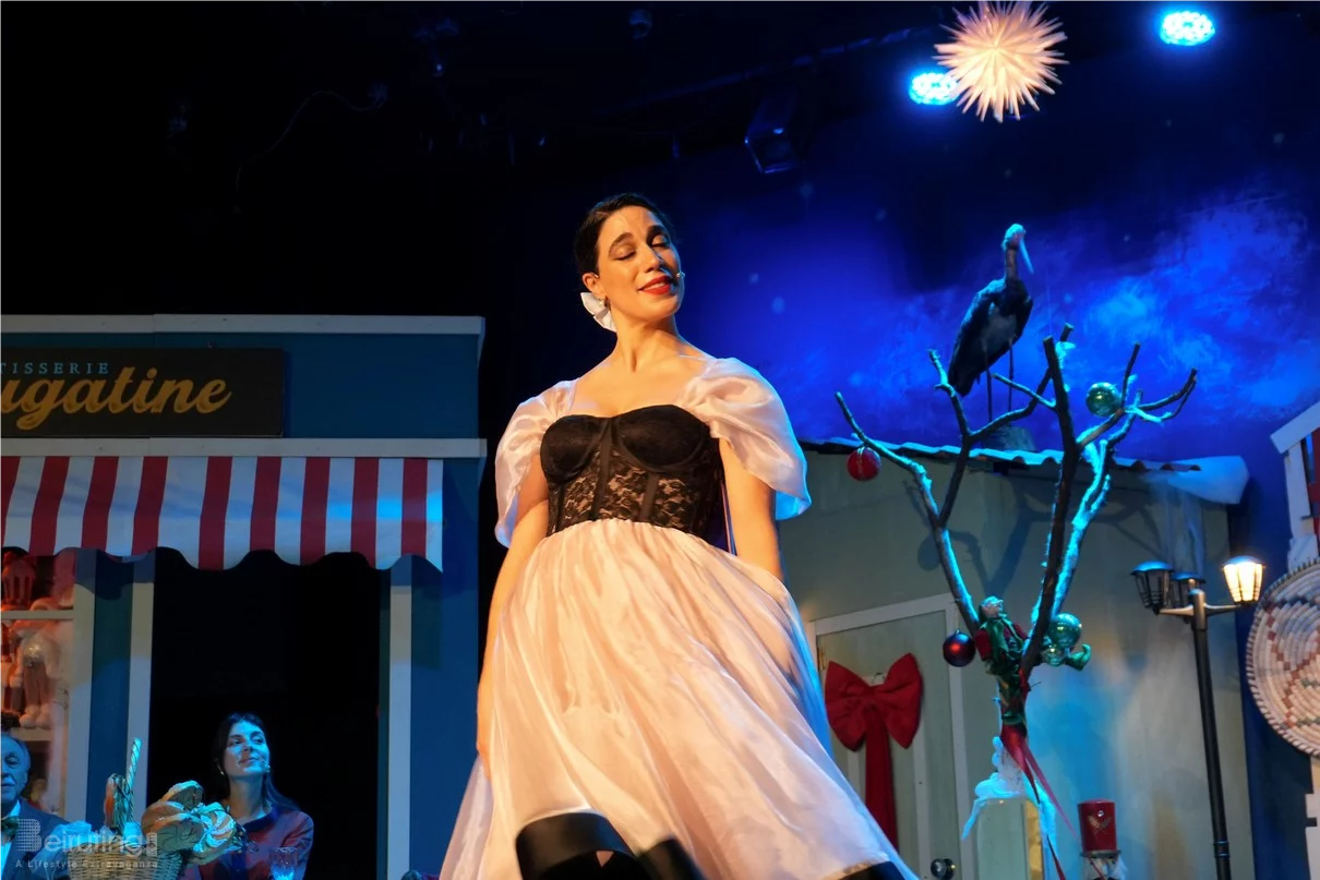 Claire, dans le nouveau spectacle L’ÉTRANGÈRE DE NOËL