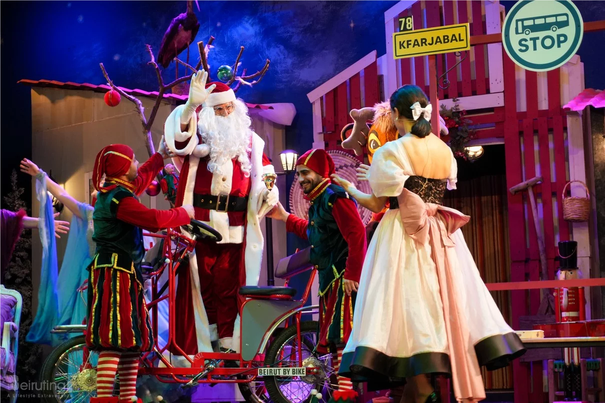 Claire, dans le nouveau spectacle L’ÉTRANGÈRE DE NOËL