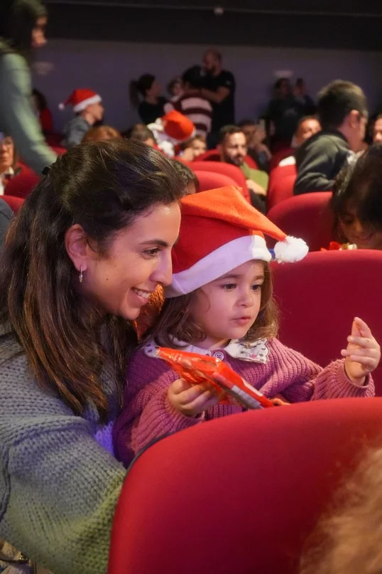 Claire, dans le nouveau spectacle L’ÉTRANGÈRE DE NOËL