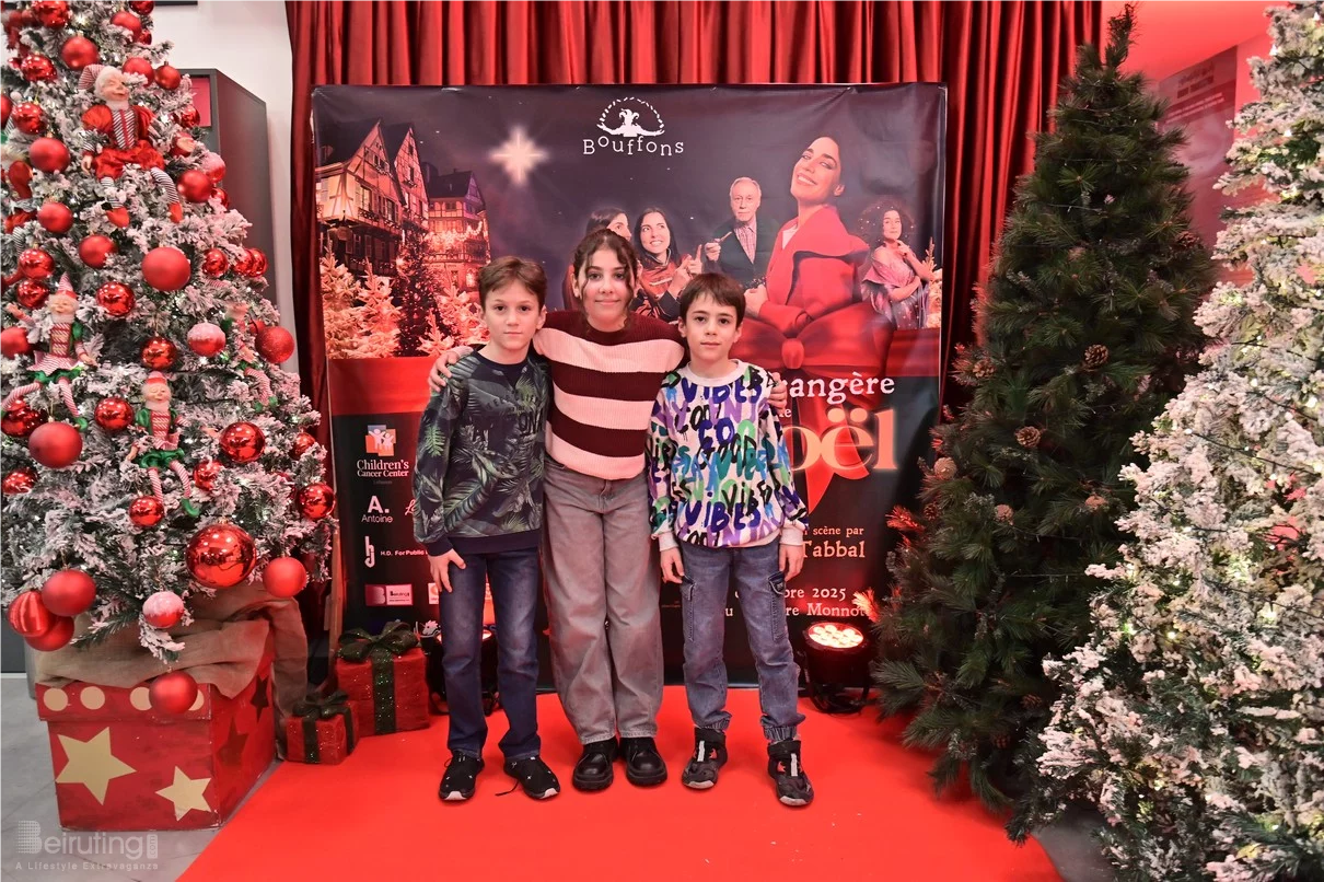 Claire, dans le nouveau spectacle L’ÉTRANGÈRE DE NOËL