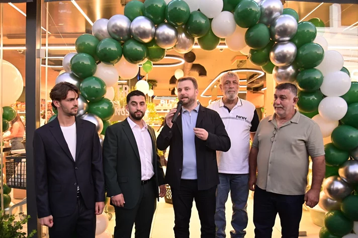 Grand Opening of Groots