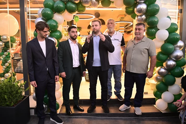 Grand Opening of Groots