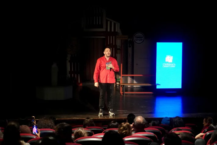 Claire, dans le nouveau spectacle L’ÉTRANGÈRE DE NOËL