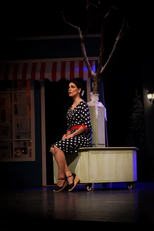 Claire, dans le nouveau spectacle L’ÉTRANGÈRE DE NOËL