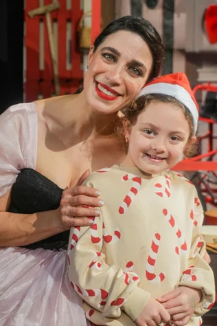 Claire, dans le nouveau spectacle L’ÉTRANGÈRE DE NOËL