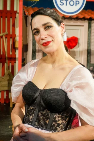 Claire, dans le nouveau spectacle L’ÉTRANGÈRE DE NOËL