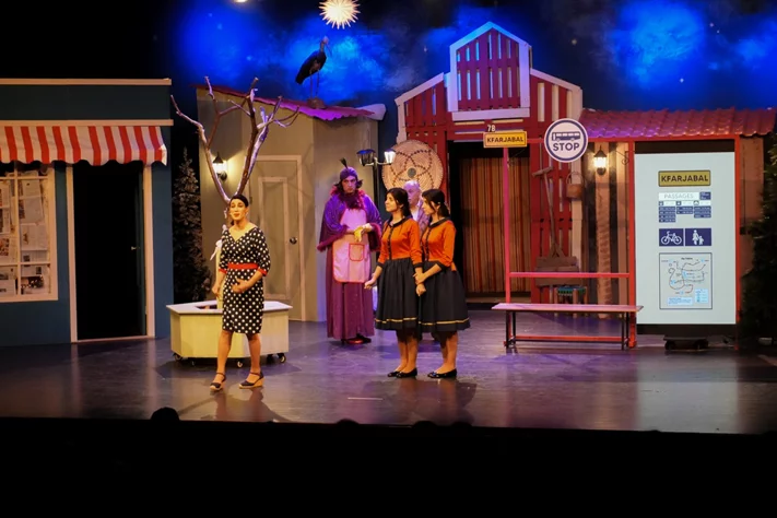 Claire, dans le nouveau spectacle L’ÉTRANGÈRE DE NOËL