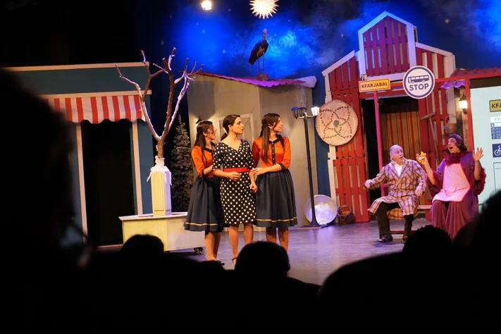 Claire, dans le nouveau spectacle L’ÉTRANGÈRE DE NOËL