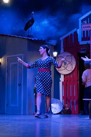 Claire, dans le nouveau spectacle L’ÉTRANGÈRE DE NOËL