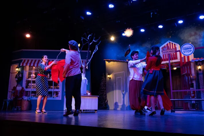 Claire, dans le nouveau spectacle L’ÉTRANGÈRE DE NOËL