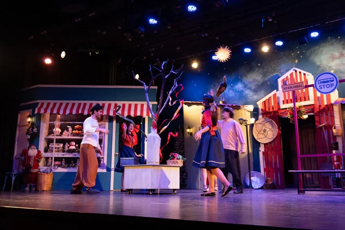 Claire, dans le nouveau spectacle L’ÉTRANGÈRE DE NOËL