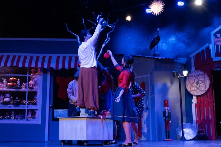 Claire, dans le nouveau spectacle L’ÉTRANGÈRE DE NOËL