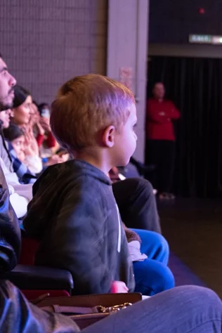 Claire, dans le nouveau spectacle L’ÉTRANGÈRE DE NOËL