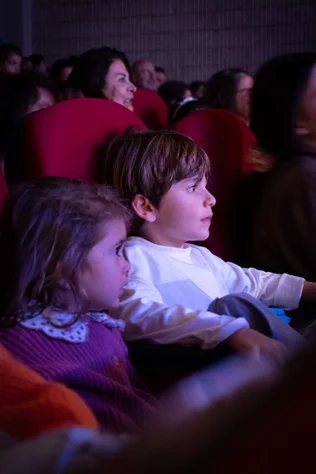 Claire, dans le nouveau spectacle L’ÉTRANGÈRE DE NOËL