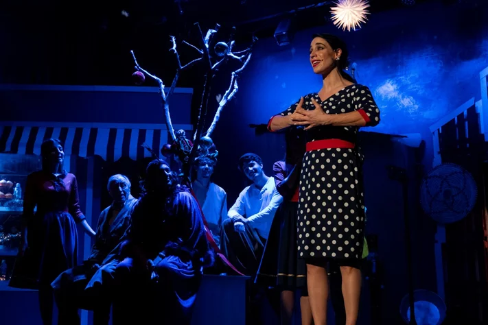 Claire, dans le nouveau spectacle L’ÉTRANGÈRE DE NOËL