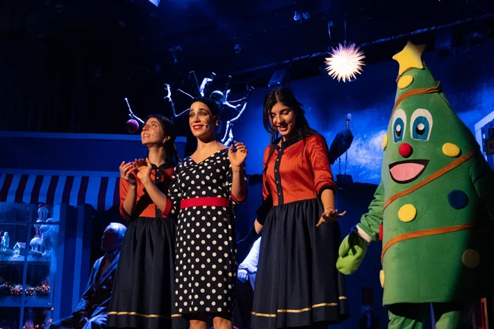 Claire, dans le nouveau spectacle L’ÉTRANGÈRE DE NOËL