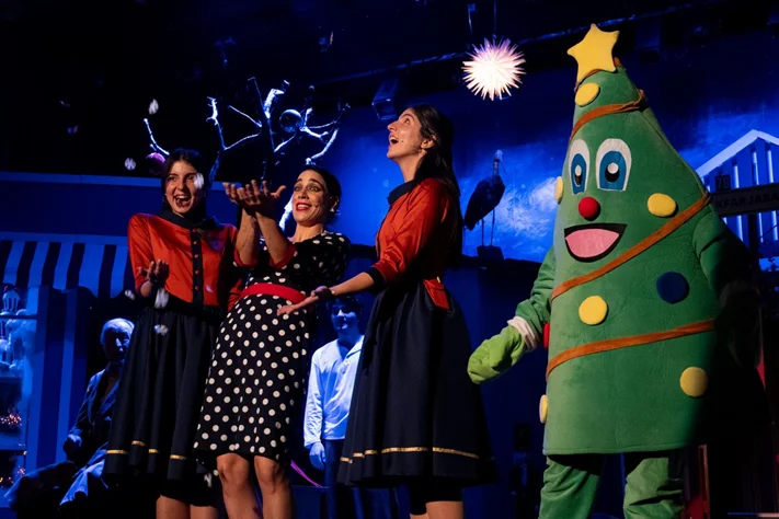 Claire, dans le nouveau spectacle L’ÉTRANGÈRE DE NOËL