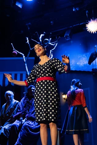 Claire, dans le nouveau spectacle L’ÉTRANGÈRE DE NOËL