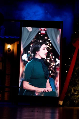 Claire, dans le nouveau spectacle L’ÉTRANGÈRE DE NOËL