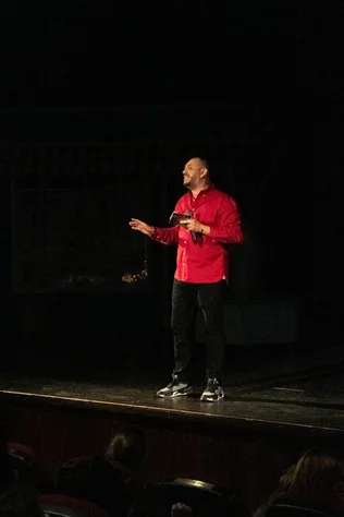 Claire, dans le nouveau spectacle L’ÉTRANGÈRE DE NOËL