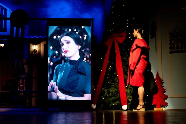 Claire, dans le nouveau spectacle L’ÉTRANGÈRE DE NOËL