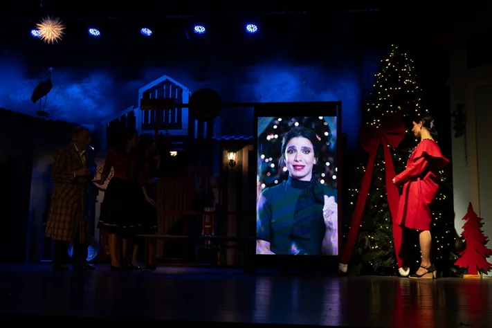 Claire, dans le nouveau spectacle L’ÉTRANGÈRE DE NOËL