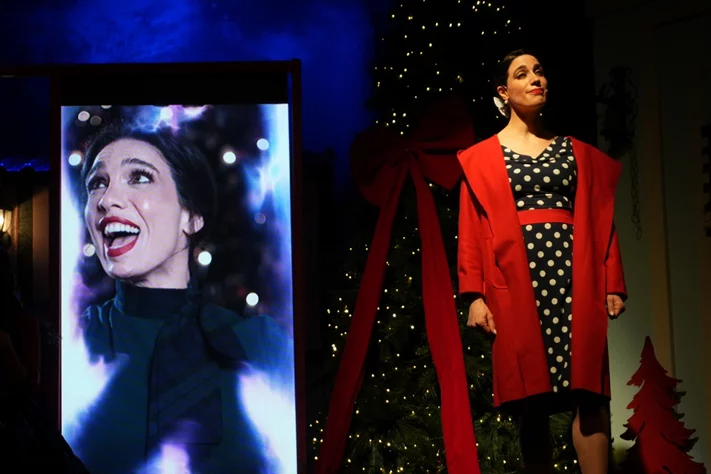 Claire, dans le nouveau spectacle L’ÉTRANGÈRE DE NOËL