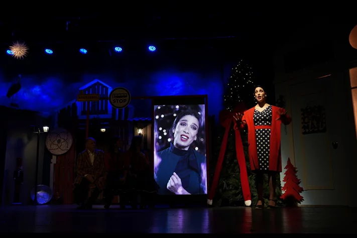 Claire, dans le nouveau spectacle L’ÉTRANGÈRE DE NOËL