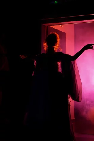 Claire, dans le nouveau spectacle L’ÉTRANGÈRE DE NOËL