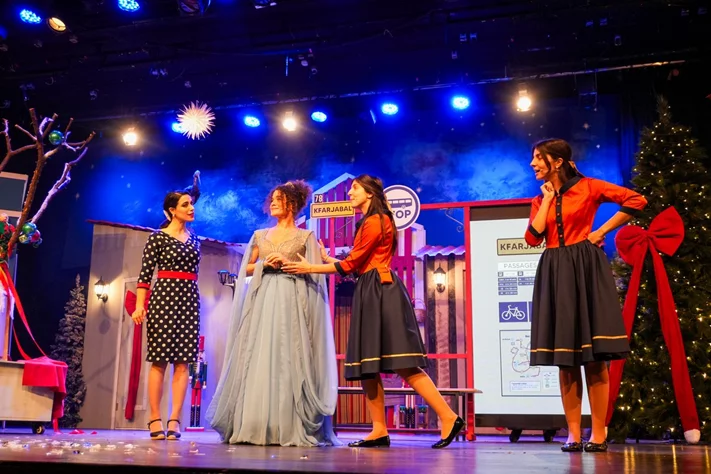 Claire, dans le nouveau spectacle L’ÉTRANGÈRE DE NOËL