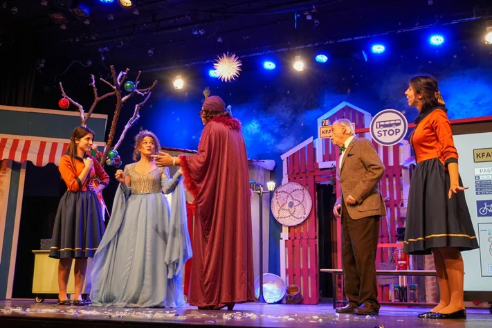 Claire, dans le nouveau spectacle L’ÉTRANGÈRE DE NOËL