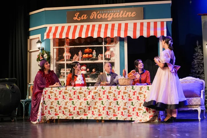 Claire, dans le nouveau spectacle L’ÉTRANGÈRE DE NOËL