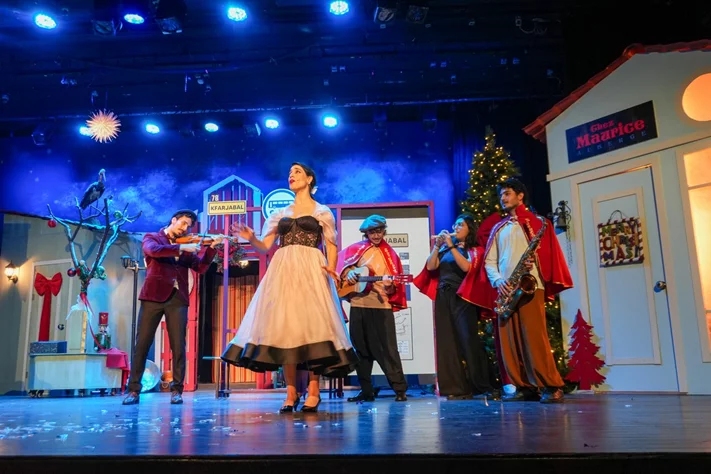 Claire, dans le nouveau spectacle L’ÉTRANGÈRE DE NOËL