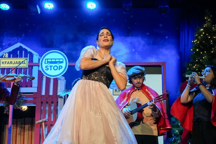 Claire, dans le nouveau spectacle L’ÉTRANGÈRE DE NOËL