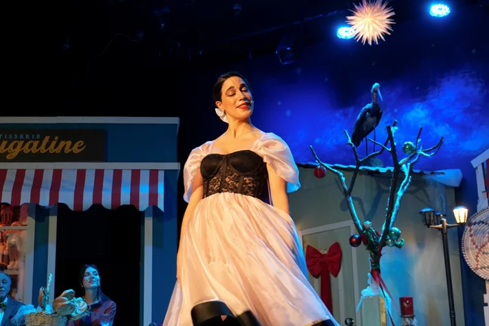 Claire, dans le nouveau spectacle L’ÉTRANGÈRE DE NOËL