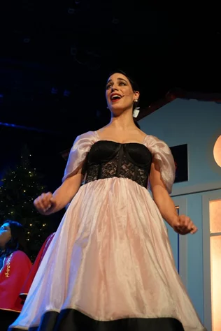 Claire, dans le nouveau spectacle L’ÉTRANGÈRE DE NOËL