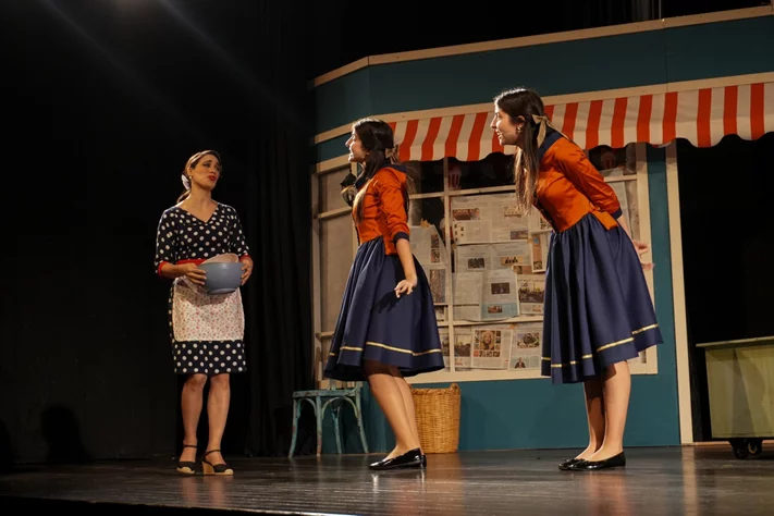 Claire, dans le nouveau spectacle L’ÉTRANGÈRE DE NOËL