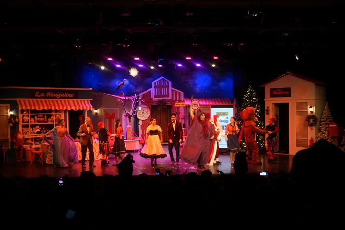 Claire, dans le nouveau spectacle L’ÉTRANGÈRE DE NOËL