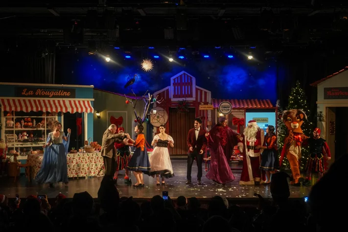 Claire, dans le nouveau spectacle L’ÉTRANGÈRE DE NOËL