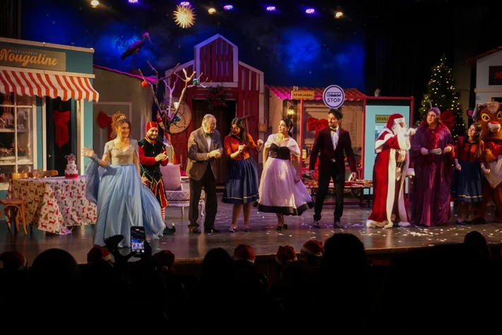 Claire, dans le nouveau spectacle L’ÉTRANGÈRE DE NOËL