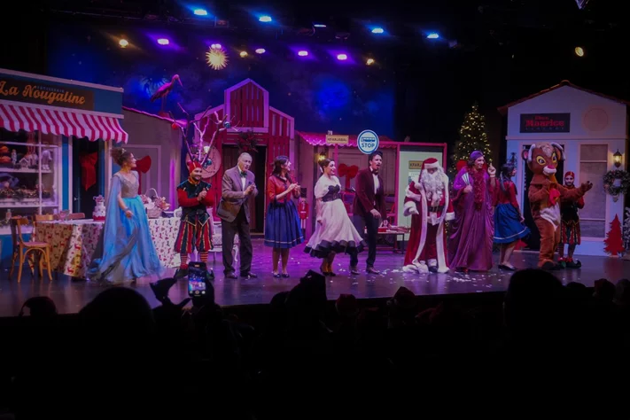 Claire, dans le nouveau spectacle L’ÉTRANGÈRE DE NOËL