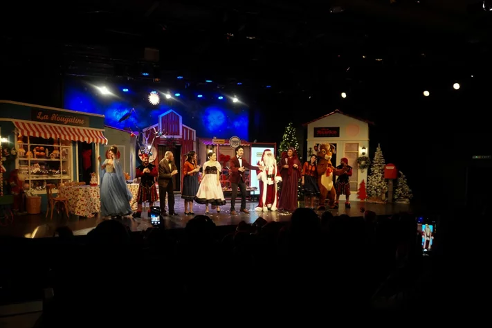 Claire, dans le nouveau spectacle L’ÉTRANGÈRE DE NOËL